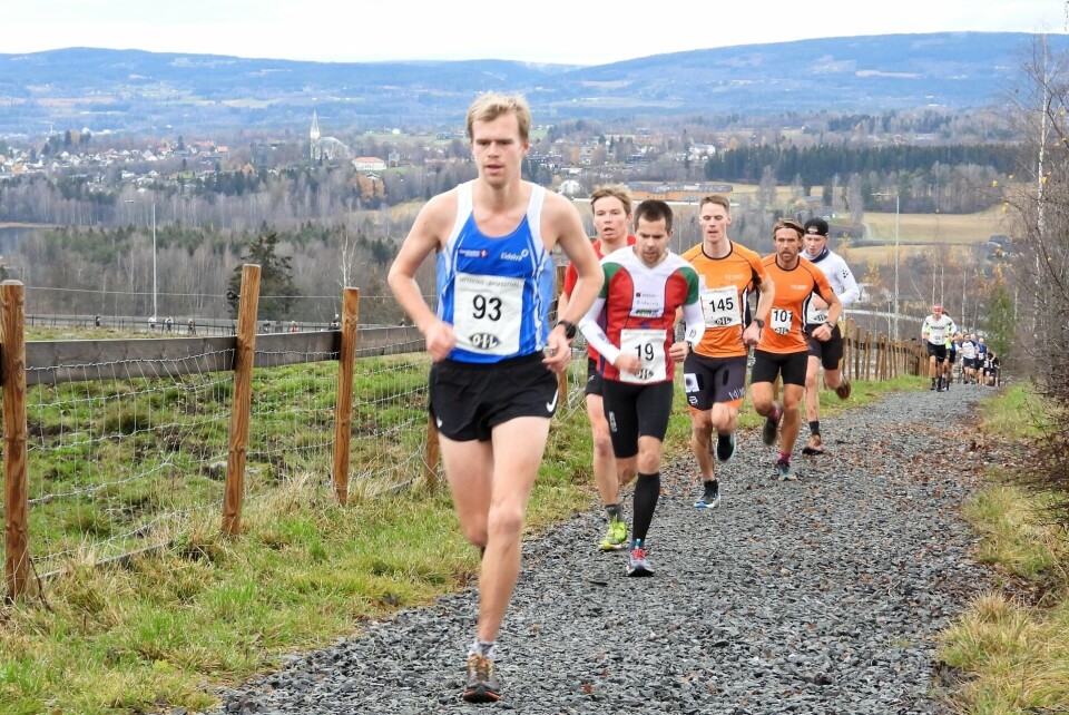 Sigurd Ruud Skjeseth er i ferd med å få en luke til Vegard Ølstad Dalberg og resten av feltet etter 1,5 km. (Foto: Stein Arne Negård) Sigurd Ruud Skjeseth er i ferd med å få en luke til Vegard Ølstad Dalberg og resten av feltet etter 1,5 km. (Foto: Stein Arne Negård)