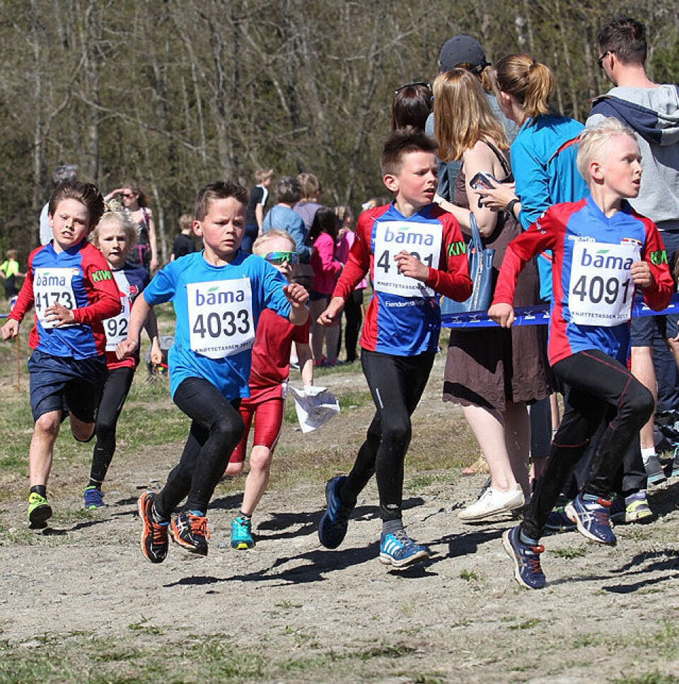 Nydalens Skiklub tok dobbel i sommervarmt Råskinn (39 bilder og 3 videoer) Knoettetass_mange_gutter_i_innspurt_640_A20G2503.jpg