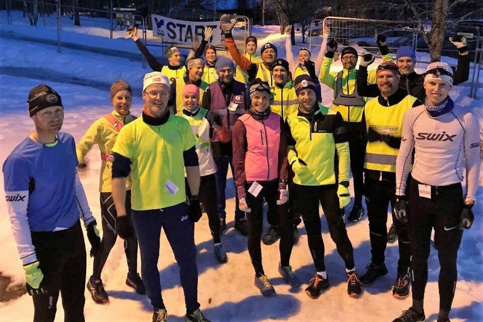 Alle 18 aktive samlet med kveldens vinnere, Bjørn Egil Nordseth og Esther Innselset helt til venstre. (Foto fra arrangørens facebookside) Alle 18 aktive samlet med kveldens vinnere, Bjørn Egil Nordseth og Esther Innselset helt til venstre. (Foto fra arrangørens facebookside)