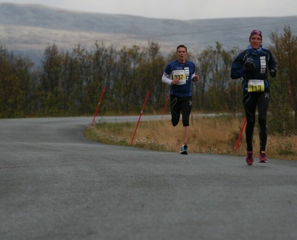 Kristian Ulriksen vant halvmaraton i siste Tromsøkaruselløpet vinner dame.jpg