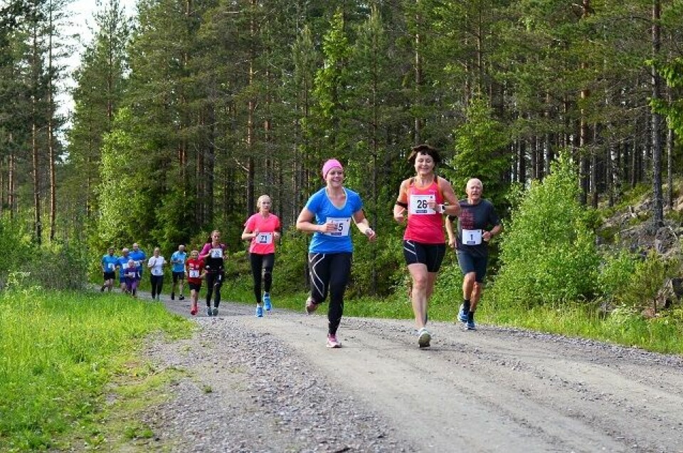 Tina Østgård (45), Brith Astrid Duelien Myrvold (28) og Morten Brænd (25) side om side tidlig i løpet. (Foto: Lena Pettersen) Tina Østgård (45), Brith Astrid Duelien Myrvold (28) og Morten Brænd (25) side om side tidlig i løpet. (Foto: Lena Pettersen)