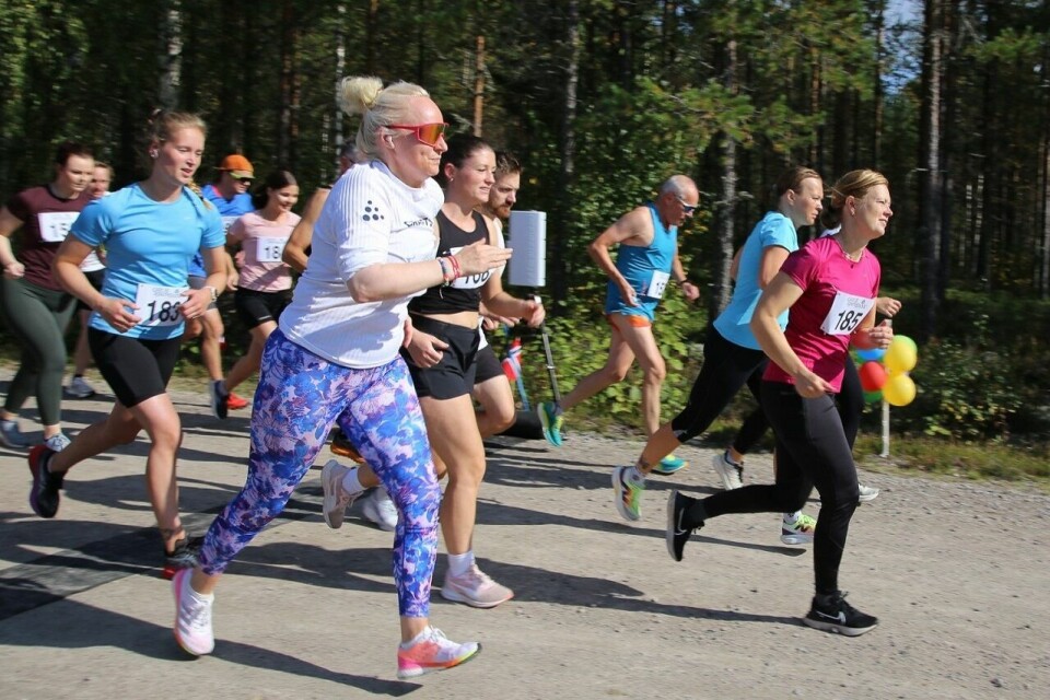 Fra starten på 5,6 km med et stort flertall kvinner. (Foto: Madeleine Berg) Fra starten på 5,6 km med et stort flertall kvinner. (Foto: Madeleine Berg)