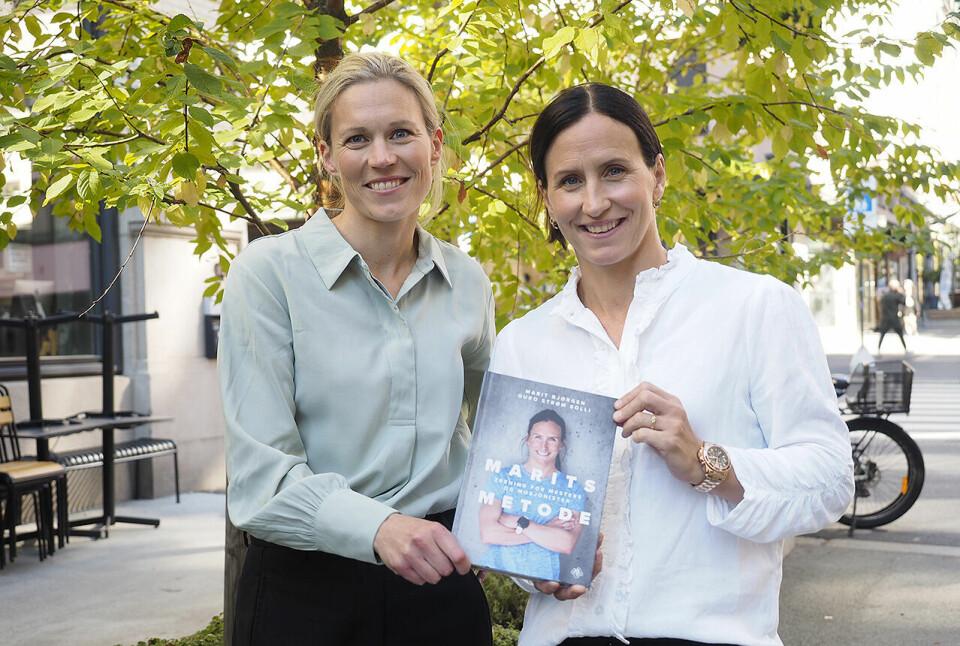 Idrettsforsker Guro Strøm Solli og idrettsstjerne Marit Bjørgen lanserte onsdag boka som går i detalj om treningen til Marit Bjørgen. (Foto: Bjørn Johannessen) Idrettsforsker Guro Strøm Solli og idrettsstjerne Marit Bjørgen lanserte onsdag boka som går i detalj om treningen til Marit Bjørgen. (Foto: Bjørn Johannessen)