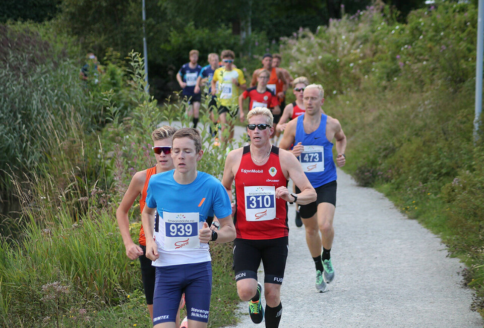 89 løpere fullførte 7 kilometeren som går én runde rundt Hålandsvannet utenfor Stavanger. (Foto: Ingolf Dale) 89 løpere fullførte 7 kilometeren som går én runde rundt Hålandsvannet utenfor Stavanger. (Foto: Ingolf Dale)