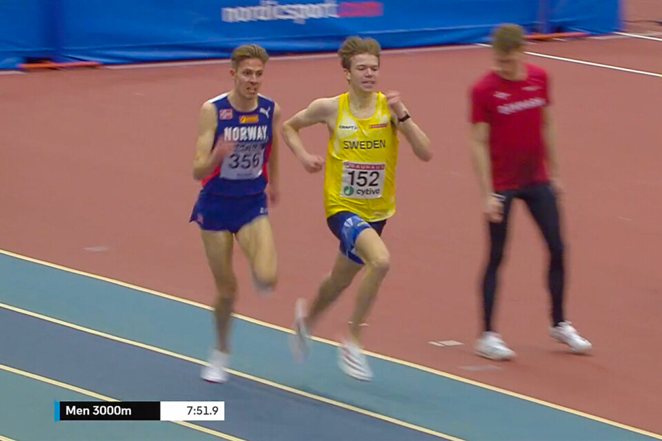 Det ble en intens sluttspurt mellom Per Svela og Jonathan Grahn, men svensken holdt unna. (Foto: skjermprint streaming) Det ble en intens sluttspurt mellom Per Svela og Jonathan Grahn, men svensken holdt unna. (Foto: skjermprint streaming)