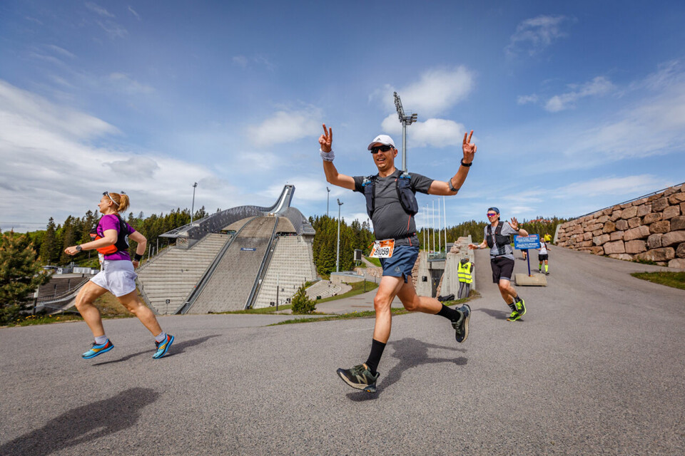 Tobias Dahl Fenre med sterk seier i Ecotrail 50 km ecotrail-marek-ziolkowski-passerer-holmenkollbakken.jpg