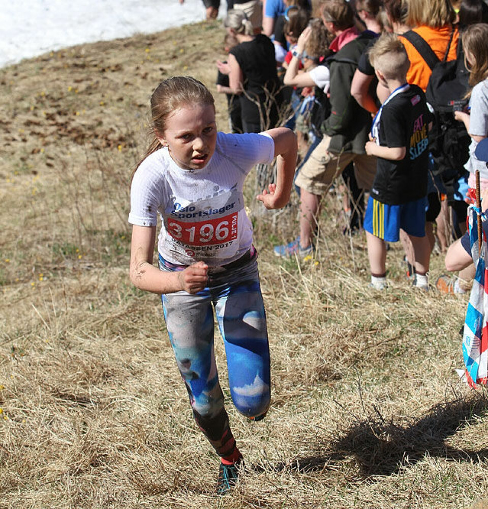 Nydalens Skiklub tok dobbel i sommervarmt Råskinn (39 bilder og 3 videoer) Raatassen_10-11aar_Thea_Backer_Groendahl_bare_en_gutt_foran_A20G3179.jpg
