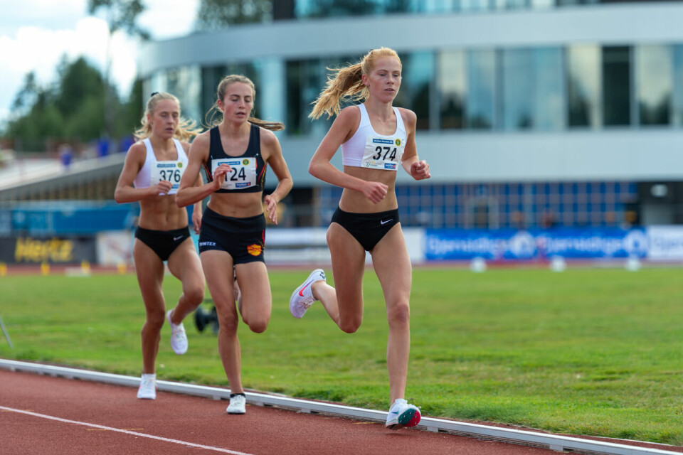 UM 2020: Ingeborg Østgård og Vebjørn Hovdejord vant 3000 meter i 17-årsklassene J17_3000m_Ina drar opp farten_DSC9485.jpg