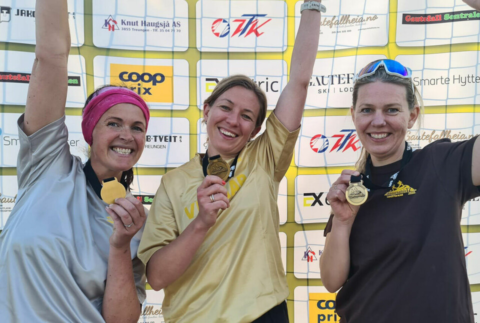 De beste kvinnene totalt i Skuggenatten 12-timars: 1. Liv-Anna Folgerø (midten), Tromøy Trim og Idrett, 6 runder. 2. Øyunn Bygstad (venstre), Romerike Ultraløperklubb, 6 runder. 3. Inger K Frantzen (høyre), Søgne, 5 runder. (Foto: Helge Reinholt) De beste kvinnene totalt i Skuggenatten 12-timars: 1. Liv-Anna Folgerø (midten), Tromøy Trim og Idrett, 6 runder. 2. Øyunn Bygstad (venstre), Romerike Ultraløperklubb, 6 runder. 3. Inger K Frantzen (høyre), Søgne, 5 runder. (Foto: Helge Reinholt)