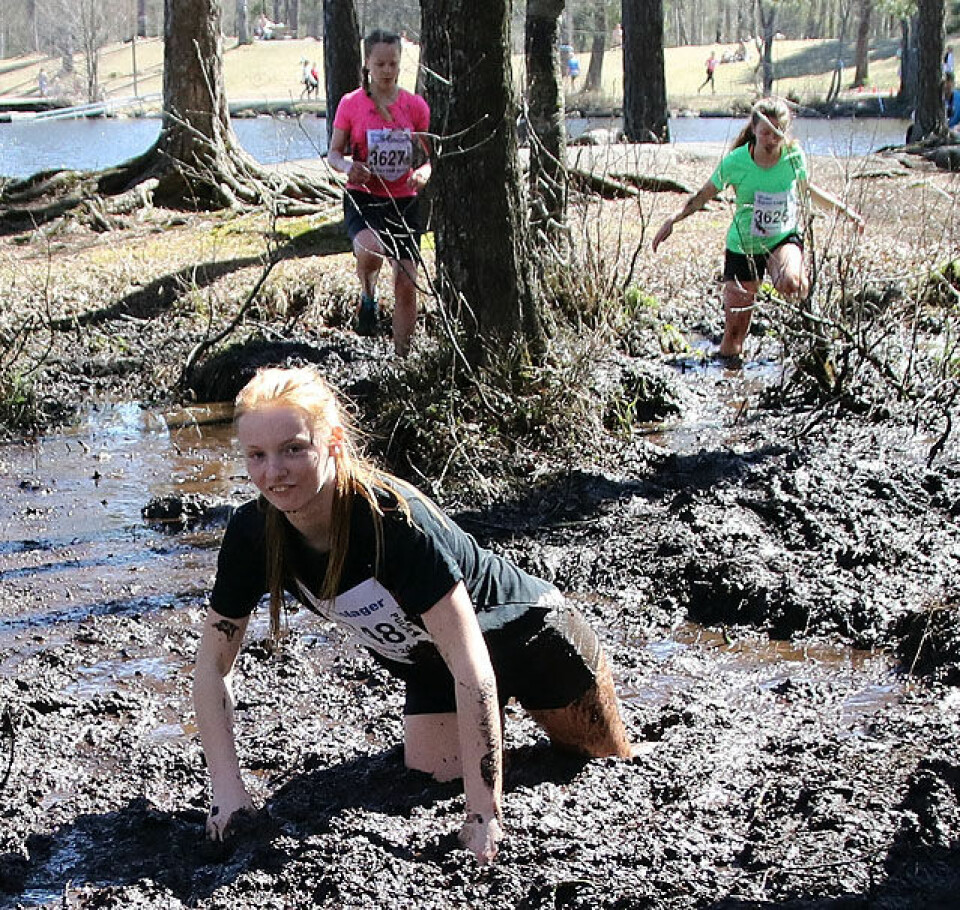 Nydalens Skiklub tok dobbel i sommervarmt Råskinn (39 bilder og 3 videoer) Nedi_med_begge_beina_IMG_5567.jpg