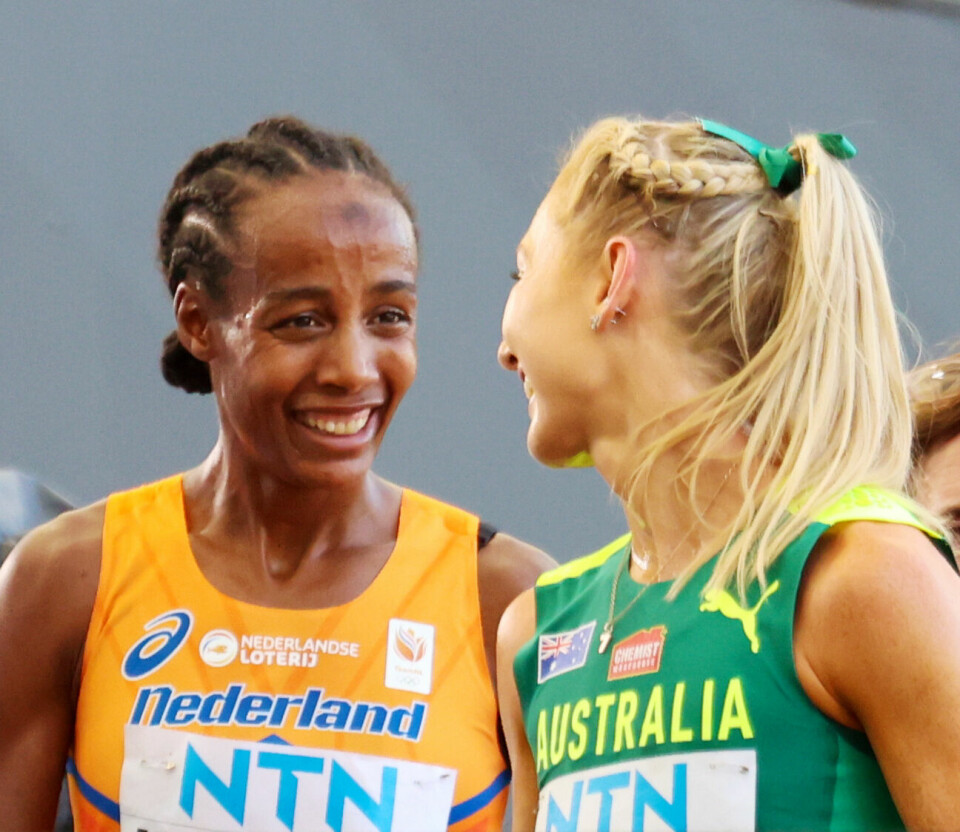Jessica Hulls trening fram mot OL-sølv på 1500 m VM_Friidrett_2023_Budapest_1500_meter_kvinner_semifinale_Heat2_Sifan_HASSAN_Jessica_HULL_KD_100000_Foto_Arne_Dag_Myking.jpg