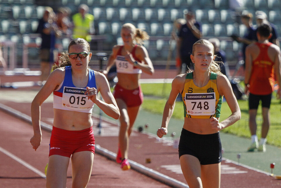 Ronja Malene Indrearne og Tuva Anna Isabell Forsbacka kjempet hardt og jevnt om seieren på 800 meter i den yngste jenteklassen i UM. (foto: Torbjørn Fjellheim) Ronja Malene Indrearne og Tuva Anna Isabell Forsbacka kjempet hardt og jevnt om seieren på 800 meter i den yngste jenteklassen i UM. (foto: Torbjørn Fjellheim)