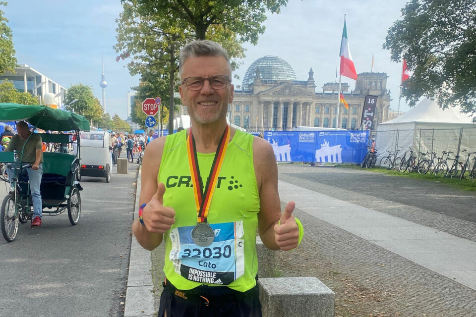 En euforisk, stolt og lykkelig Cato Thunes etter sitt løp i Berlin Marathon. Tiden 2:56:26 ga ham en knallsterk tredjeplass i klasse M60. Her skriver han om sine personlige opplevelser fra løpet i Berlin. (Foto: privat) En euforisk, stolt og lykkelig Cato Thunes etter sitt løp i Berlin Marathon. Tiden 2:56:26 ga ham en knallsterk tredjeplass i klasse M60. Her skriver han om sine personlige opplevelser fra løpet i Berlin. (Foto: privat)