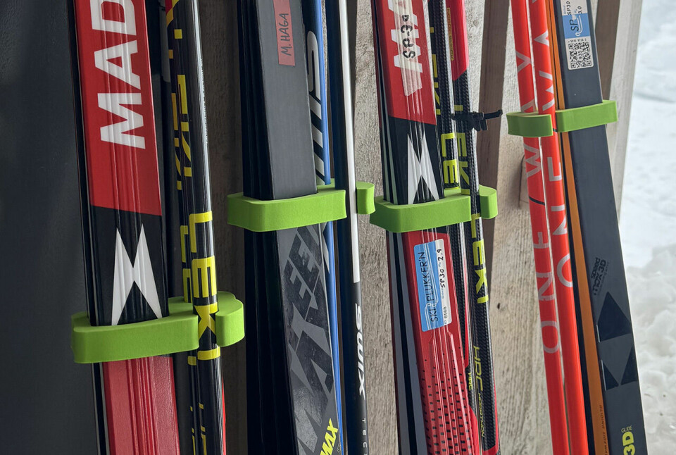 Med Skiklypa fester man enkelt ski og staver sammen for transport og oppbevaring. Produktet er utviklet i Norge, og produsert i fleksibel, robust og vanntett EVA-skum. (Foto: Kenneth Harlem) Med Skiklypa fester man enkelt ski og staver sammen for transport og oppbevaring. Produktet er utviklet i Norge, og produsert i fleksibel, robust og vanntett EVA-skum. (Foto: Kenneth Harlem)