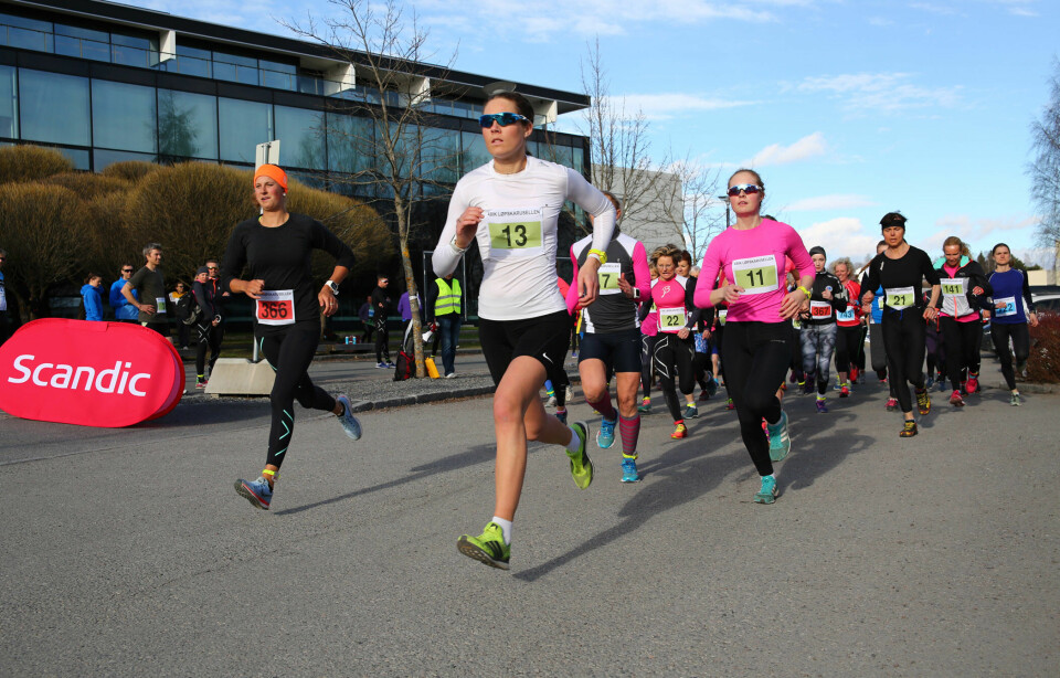 Starten i kvinneklassen med søstrene Karoline (startnummer 13) og Marie Næss (startnummer 11) som var de to raskeste totalt. (Foto: Bjørn Hytjanstorp) Starten i kvinneklassen med søstrene Karoline (startnummer 13) og Marie Næss (startnummer 11) som var de to raskeste totalt. (Foto: Bjørn Hytjanstorp)