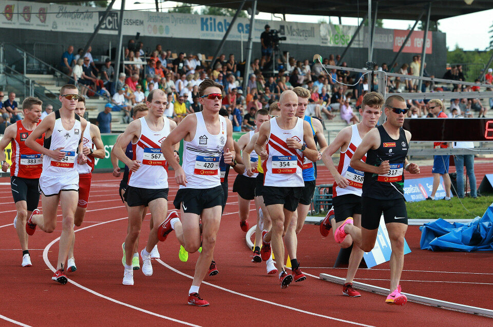 Starten går for herrene i B-finalen på 10000 meter. (Foto: Kjell Vigestad) Starten går for herrene i B-finalen på 10000 meter. (Foto: Tom-Arild Hansen)