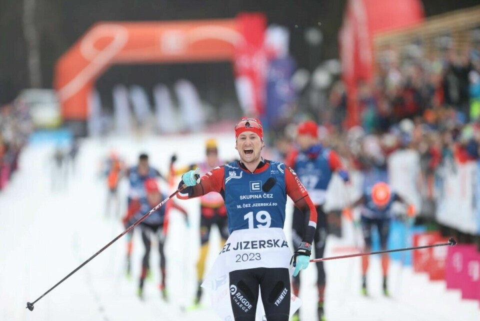 Kasper Stadaas krysser målstreken som vinner av Jizerská50. (Foto: Raul/Jizerská50) Kasper Stadaas krysser målstreken som vinner av Jizerská50. (Foto: Raul/Jizerská50)