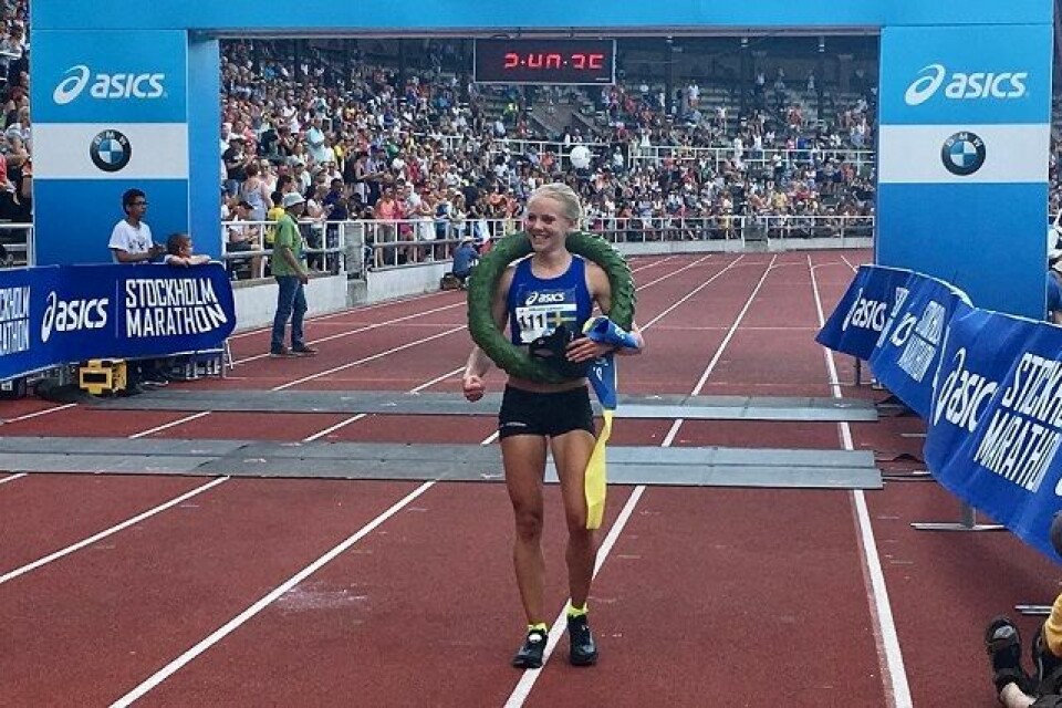 Mikaela Larsson, Spårvägens FK, vinner av ASICS Stockholm Marathon 2018 på 2:40:28. (Arrangørfoto) Mikaela Larsson, Spårvägens FK, vinner av ASICS Stockholm Marathon 2018 på 2:40:28. (Arrangørfoto)
