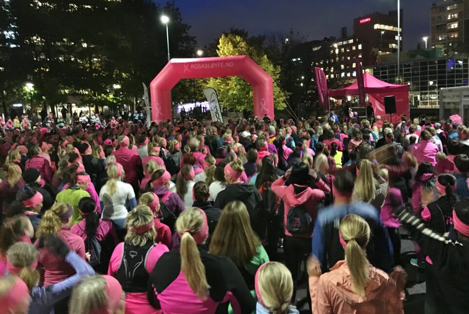 Rosa folkehav før start. (Foto: Jenny Midbjer) Rosa folkehav før start. (Foto: Jenny Midbjer)