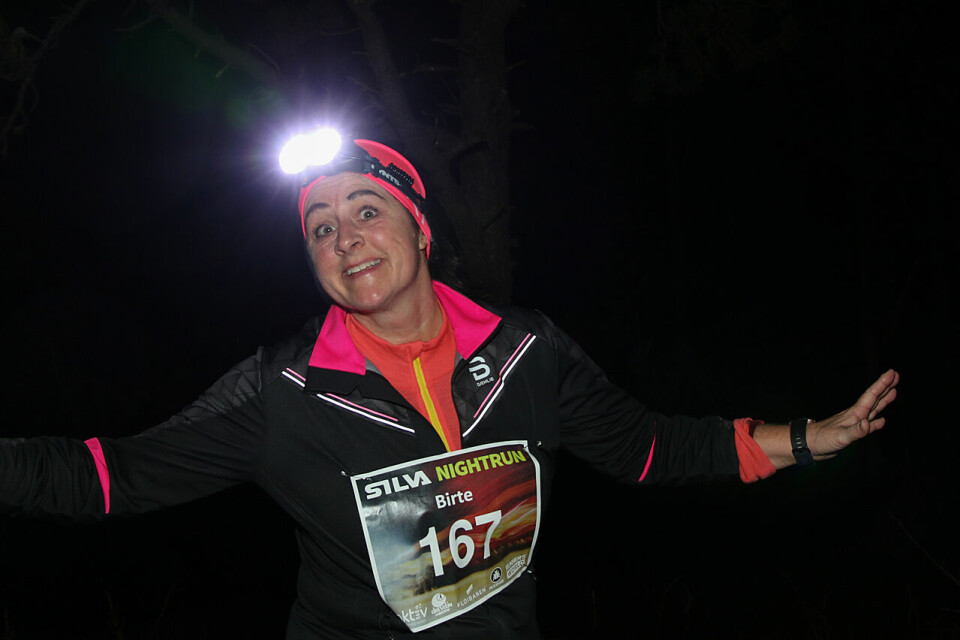 Birte Eriksen var den eneste som fikk posert skikkelig for fotografen inne i mørke skogen i Silva Nightrun Birte Eriksen var den eneste som fikk posert skikkelig for fotografen inne i mørke skogen i Silva Nightrun