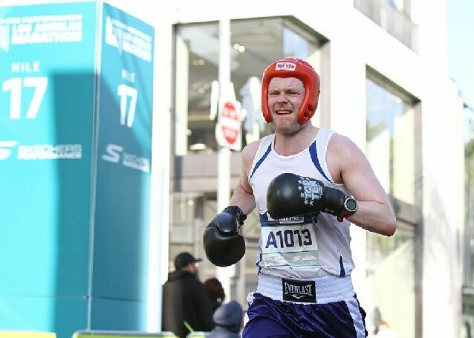 Christian Aarstad Odgaard ved 17 miles (27 km-merket) og på vei mot Guinness rekord (Foto: Skechers Performance Los Angeles Marathon) Christian Aarstad Odgaard ved 17 miles (27 km-merket) og på vei mot Guinness rekord (Foto: Skechers Performance Los Angeles Marathon)