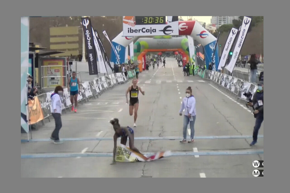 Norah Jeruto Tanui faller over målstreken mens Karoline Bjerkeli Grøvdal kommer i stor fart bak. (Skjermprint fra streaming) Norah Jeruto Tanui faller over målstreken mens Karoline Bjerkeli Grøvdal kommer i stor fart bak. (Skjermprint fra streaming)