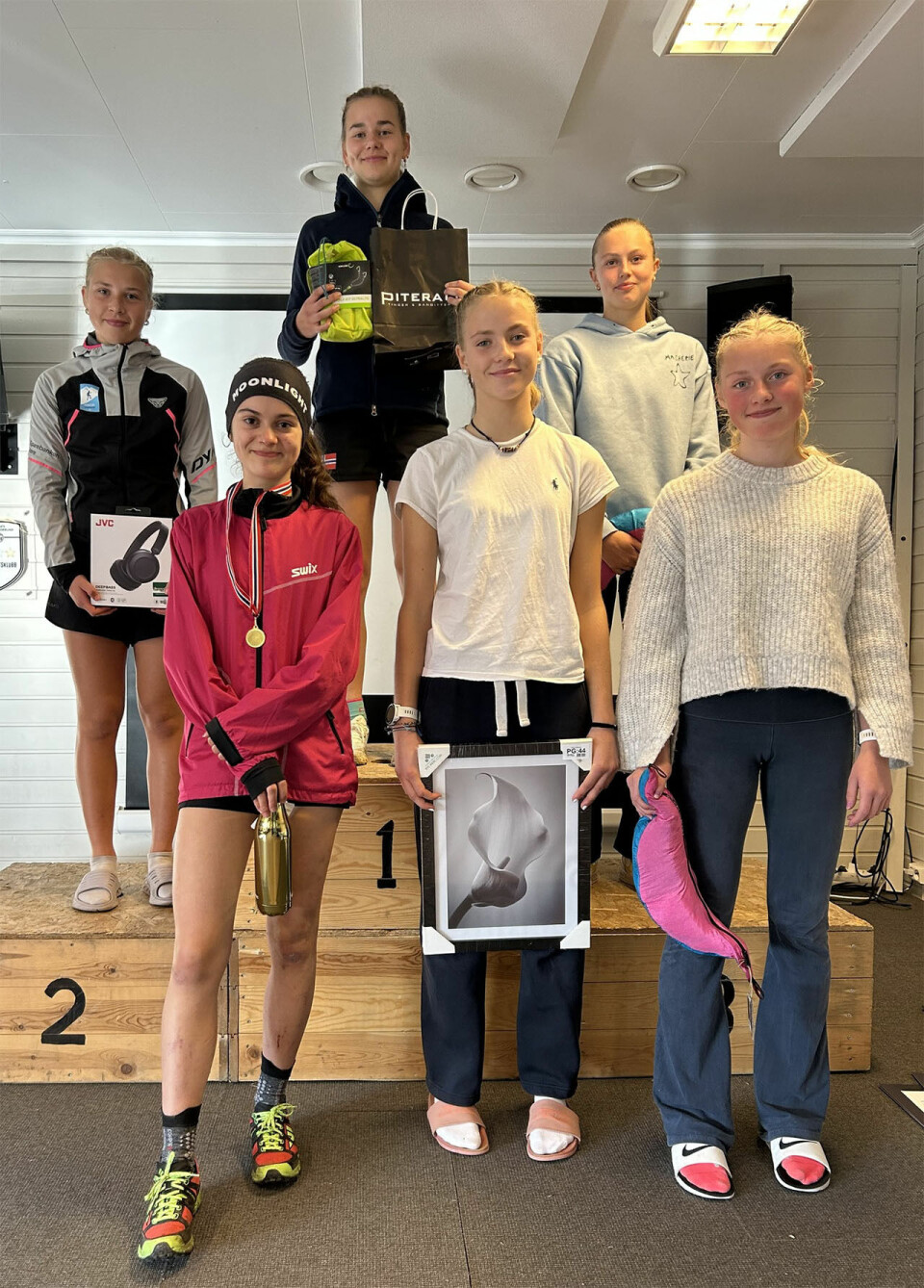 Kilian Jornet og Ingeborg Synstnes Hole vant Nesaksla Opp – NÅ MED FLERE BILDER Nesaksla-pall-kvinner-junior.jpg
