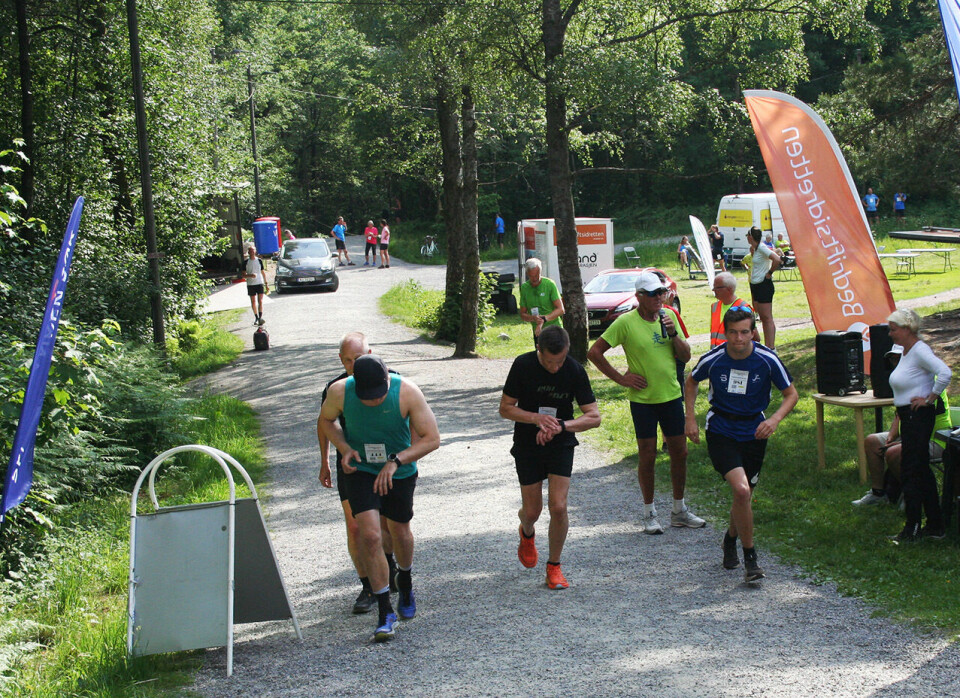 Sydenvarme og tørt terreng i Jegersberg under det 10. karuselløpet Start-Milslukern-IMG_1285.jpg