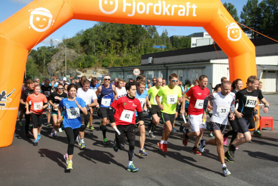 Starten har gått i Larvik. Stafettlag og enkeltløpere legger ut på ferden mot Tønsberg. Starten har gått i Larvik. Stafettlag og enkeltløpere legger ut på ferden mot Tønsberg.