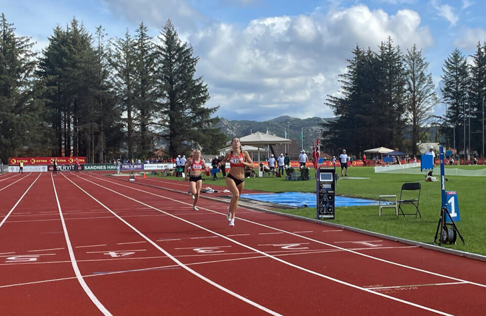 Junior-NM: Malin Hoelsveen og Ingeborg Østgård vant også 800-meteren 800m KU23 - Busic i maal.jpg