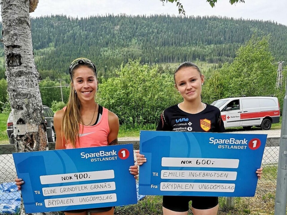 Ren-Eng-løperen Eline Grindflek Granås (til venstre) var raskeste dame, og klubbvenninna Emile Ingebrigtsen vant yngste jenteklasse i Beteberget Opp. (Foto: Christina Jensen) Ren-Eng-løperen Eline Grindflek Granås (til venstre) var raskeste dame, og klubbvenninna Emile Ingebrigtsen vant yngste jenteklasse i Beteberget Opp. (Foto: Christina Jensen)