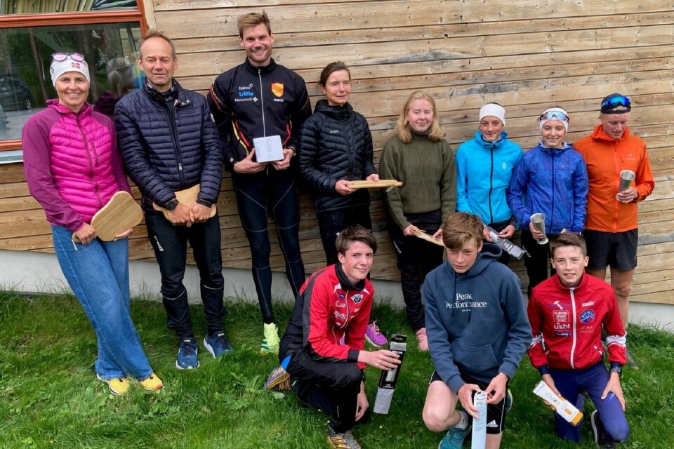 Martin Øyen Tøraasen tok vandrepokalen i Malmvegen Minneløp Samling med flere av vinnerne.jpg