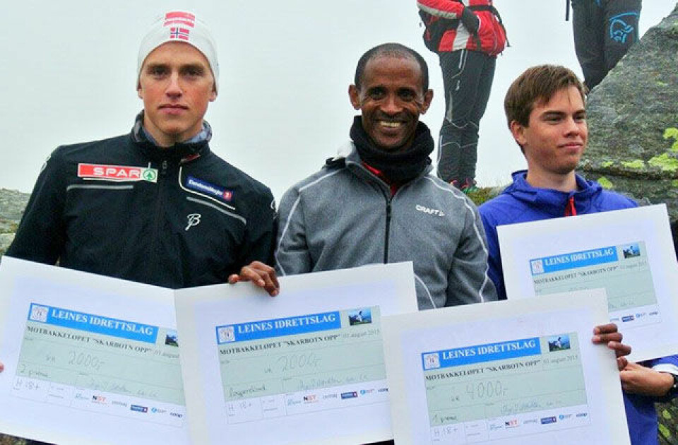 Vinnere i herreklassen. Tesfayohannes Mesfin (i midten) vant på ny løyperekord foran Eirik Solvang (til venstre) og August Nordeng (til høyre). (Alle foto: arrangøren) Vinnere i herreklassen. Tesfayohannes Mesfin (i midten) vant på ny løyperekord foran Eirik Solvang (til venstre) og August Nordeng (til høyre). (Alle foto: arrangøren)