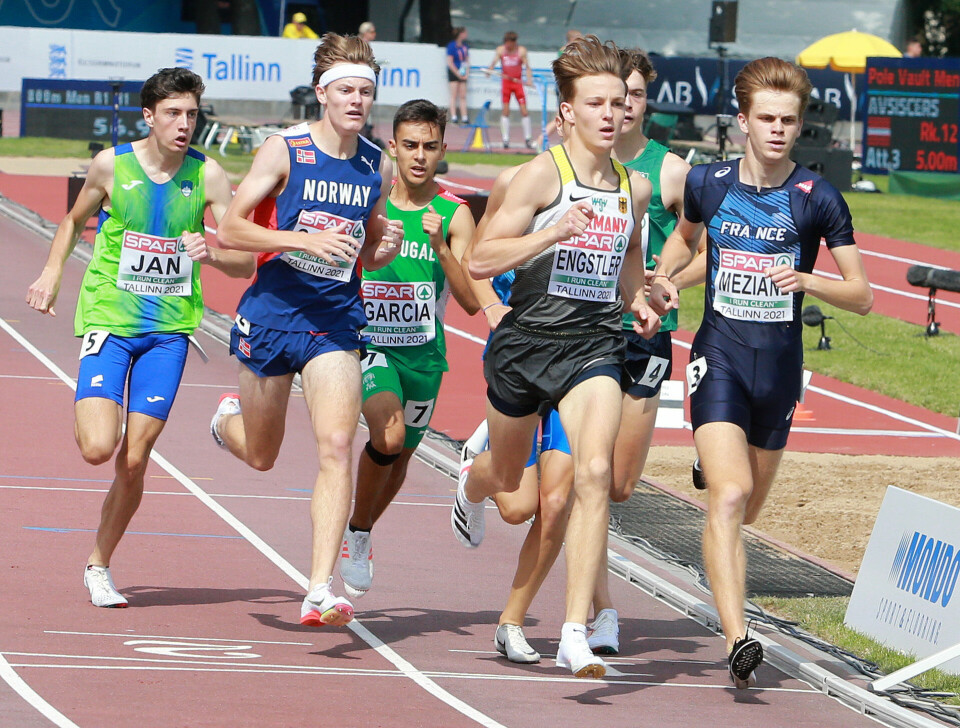 Ole Jakob Solbu videre til semifinalen på 800 m Etter_400M_rolig_samlet_felt_AZ3T0281.jpg