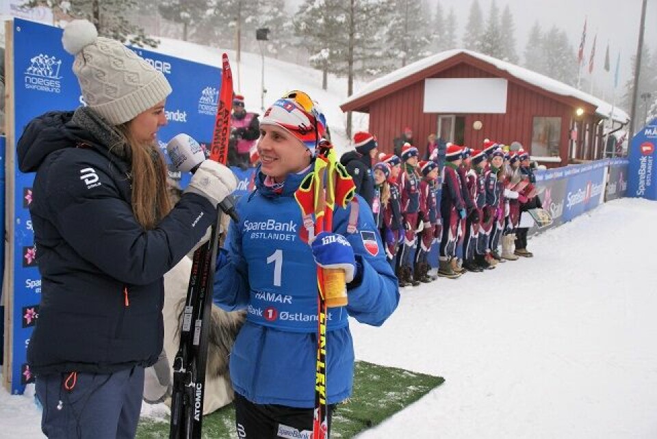 Favorittene Bjørgen og Hegstad Krüger innfridde på NM's 2. dag Simen_Hegstad_Kruger_blomster_utdelere.jpg