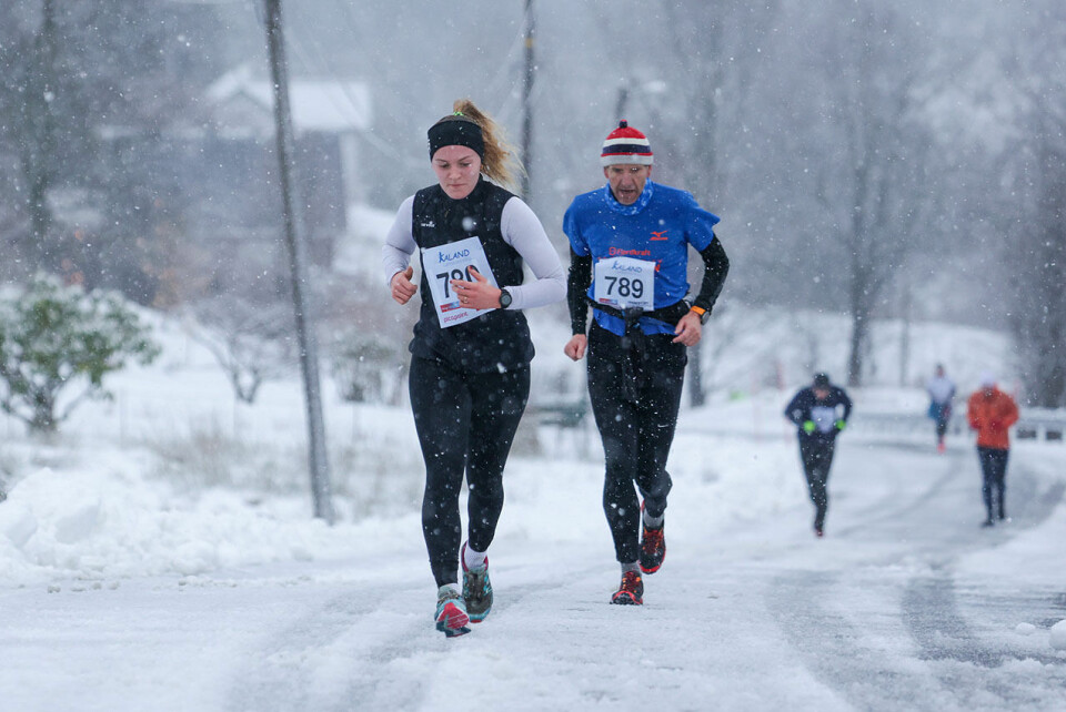 Gjertrud Toppe Håvardstun var raskeste kvinne opp den bratte løypen. Her tauer hun på Ole-Petter Soltvedt som også hadde jobben som starter. (Alle foto: Arne Dag Myking) Gjertrud Toppe Håvardstun var raskeste kvinne opp den bratte løypen. Her tauer hun på Ole-Petter Soltvedt som også hadde jobben som starter. (Alle foto: Arne Dag Myking)
