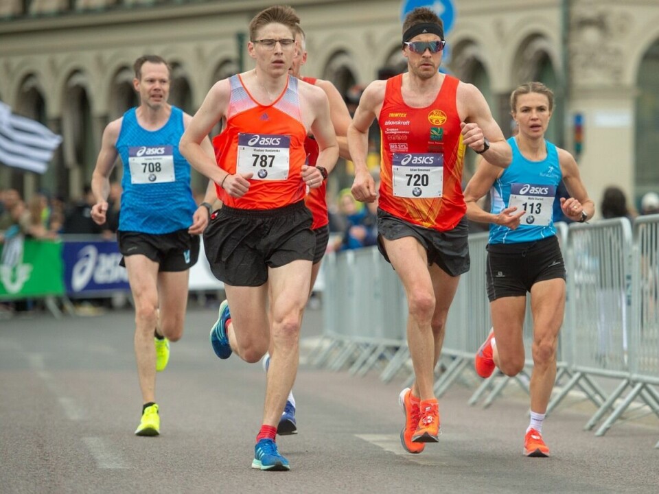 Stian Simonsen med startnummer 720 var raskeste norske løper i søndagens Stockholm Marathon. (Arrangørfoto) Stian Simonsen med startnummer 720 var raskeste norske løper i søndagens Stockholm Marathon. (Arrangørfoto)