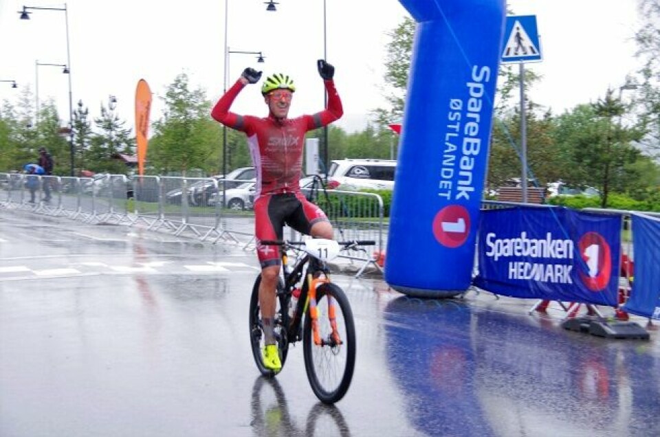 Thomas Engelsgjerd, Halden CK/Swix Hard Rocx jubler for seier og ledelse med tre minutter sammenlagt etter 2. etappe av TransØsterdalen. (Arrangørfoto) Thomas Engelsgjerd, Halden CK/Swix Hard Rocx jubler for seier og ledelse med tre minutter sammenlagt etter 2. etappe av TransØsterdalen. (Arrangørfoto)
