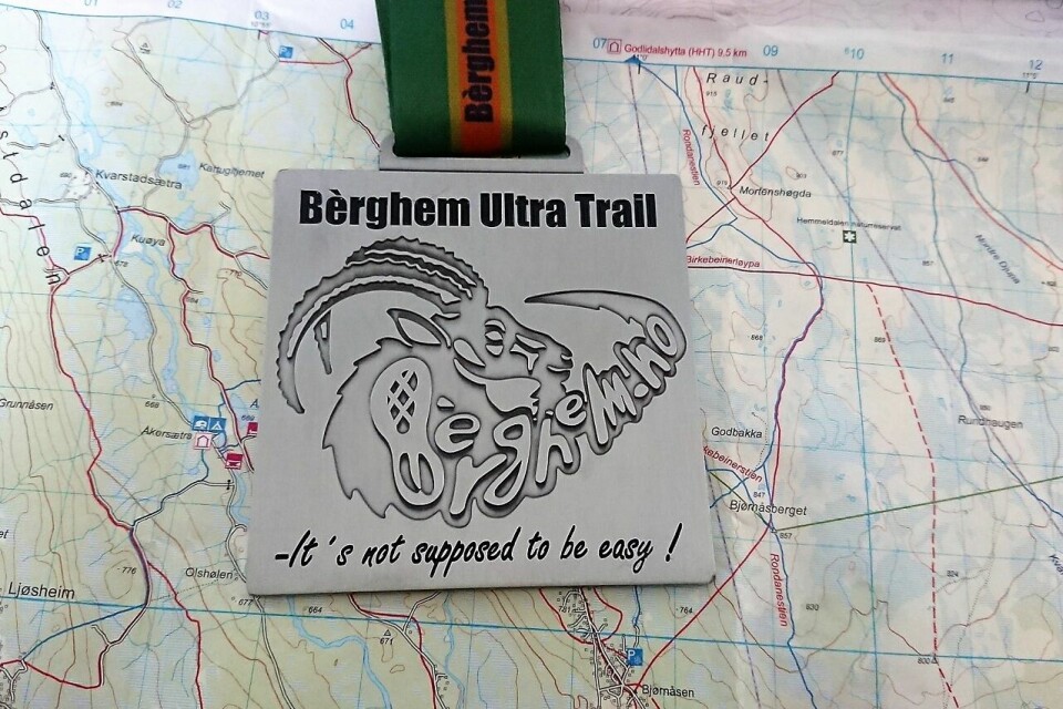Bare 9 av 21 fullførte Bèrghem Ultra Trail Medalje_og_kart.jpg