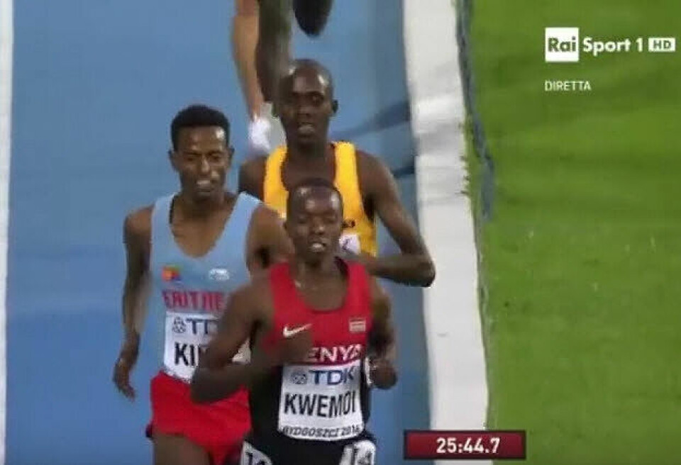 Kwemoi i teten foran Kifle og Kiplimo på slutten av 10000m løpet. Kwemoi i teten foran Kifle og Kiplimo på slutten av 10000m løpet.