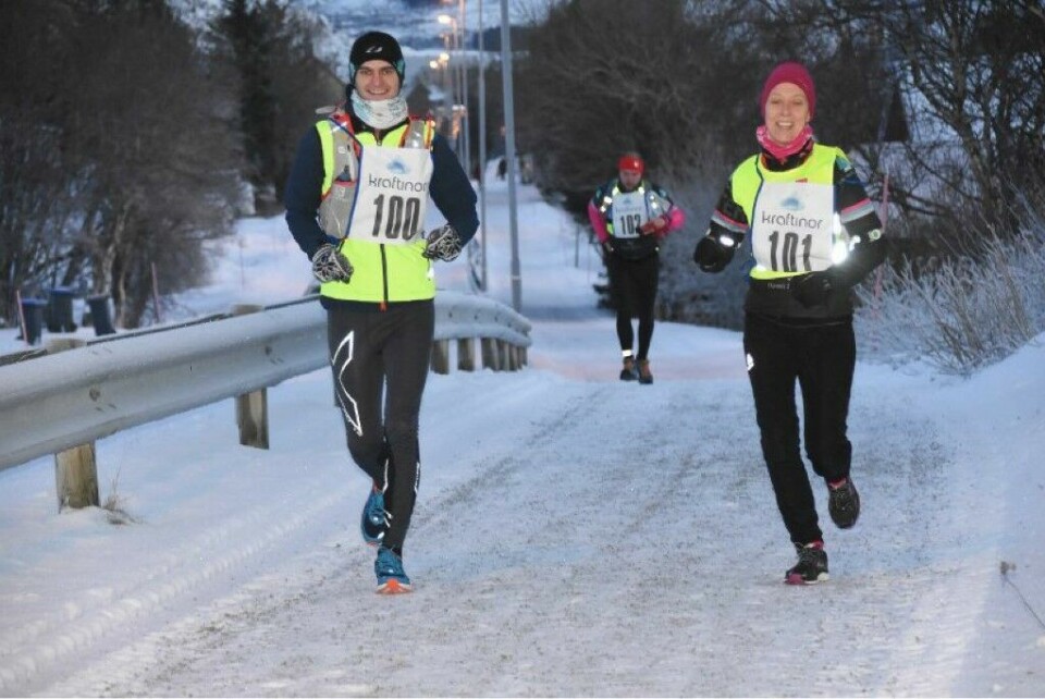 Gøran Rasmussen Åland og Lena-Britt Johansen løp sammen fra start til mål. (Foto: Lofotposten) Gøran Rasmussen Åland og Lena-Britt Johansen løp sammen fra start til mål. (Foto: Lofotposten)