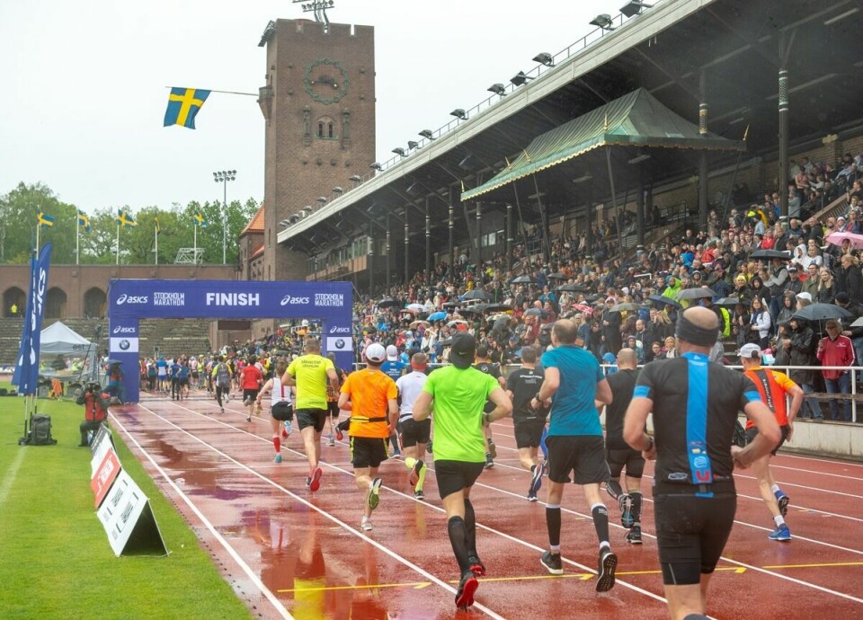 Nigussie Sahlesilassie satte løyperekord i Stockholm Maraton, 188 norske fullførte Våt_målgang_på_Stockhom_stadion.jpg