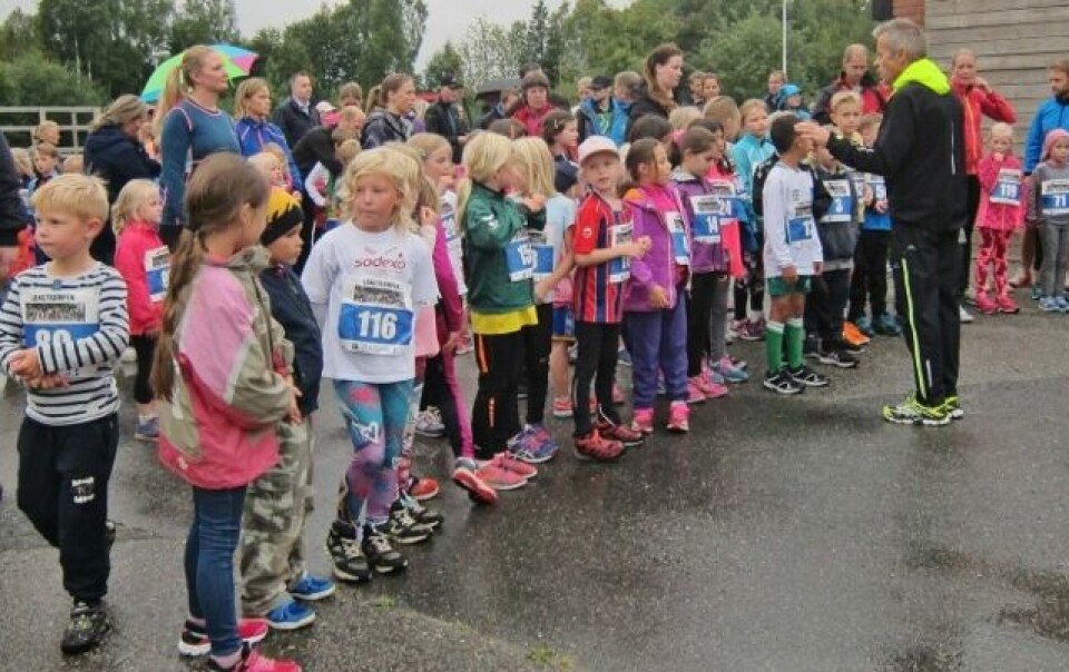 Været var ikke perfekt, men det forhindret ikke at det var over 100 barn på startstreken i Langtrampen. (Foto: Arrangøren) Været var ikke perfekt, men det forhindret ikke at det var over 100 barn på startstreken i Langtrampen. (Foto: Arrangøren)