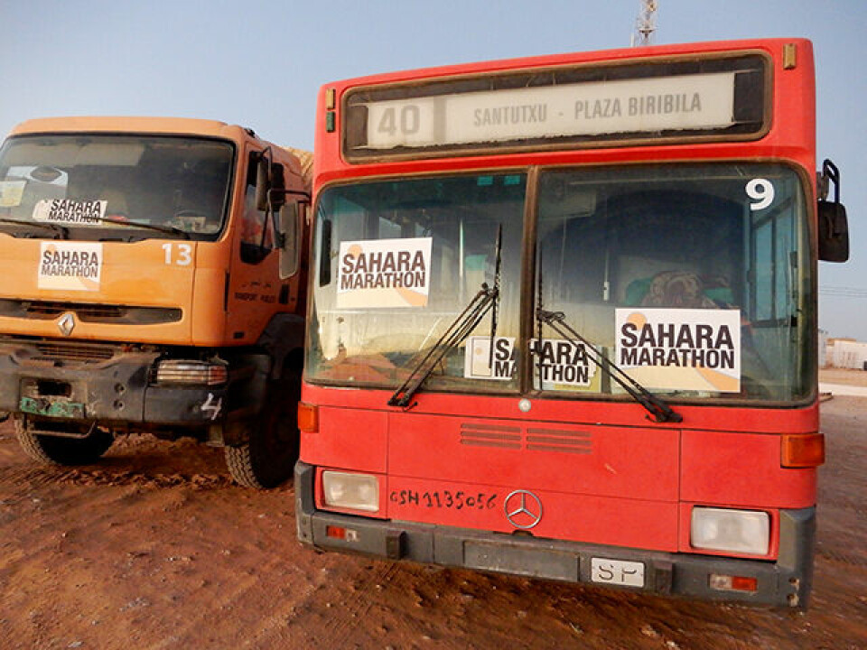 21 skandinaver løp Sahara Marathon i strålende sol og mye vind ph_Buss_lastebil_DSCN5243.jpg