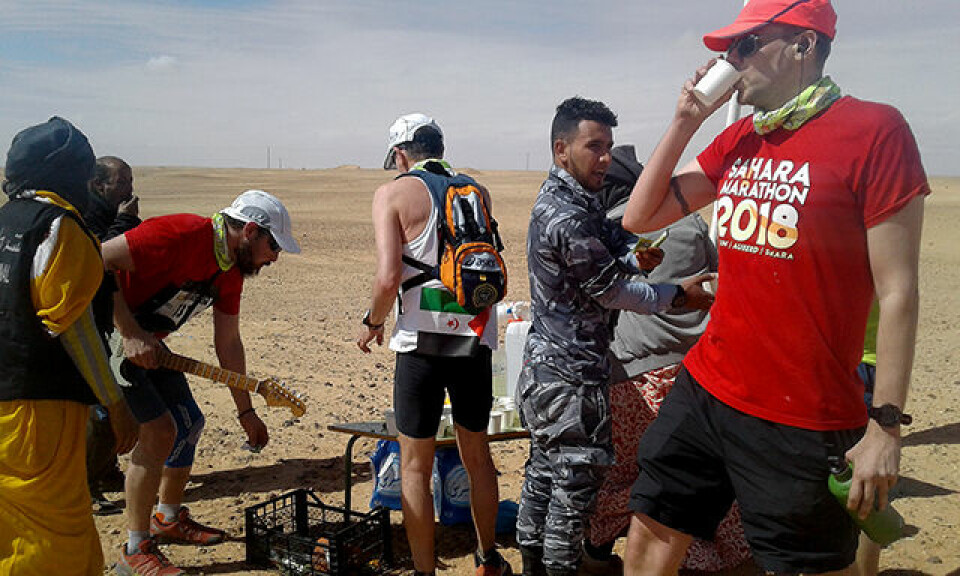 21 skandinaver løp Sahara Marathon i strålende sol og mye vind ph_drikkestasjon_20180226_123536.jpg