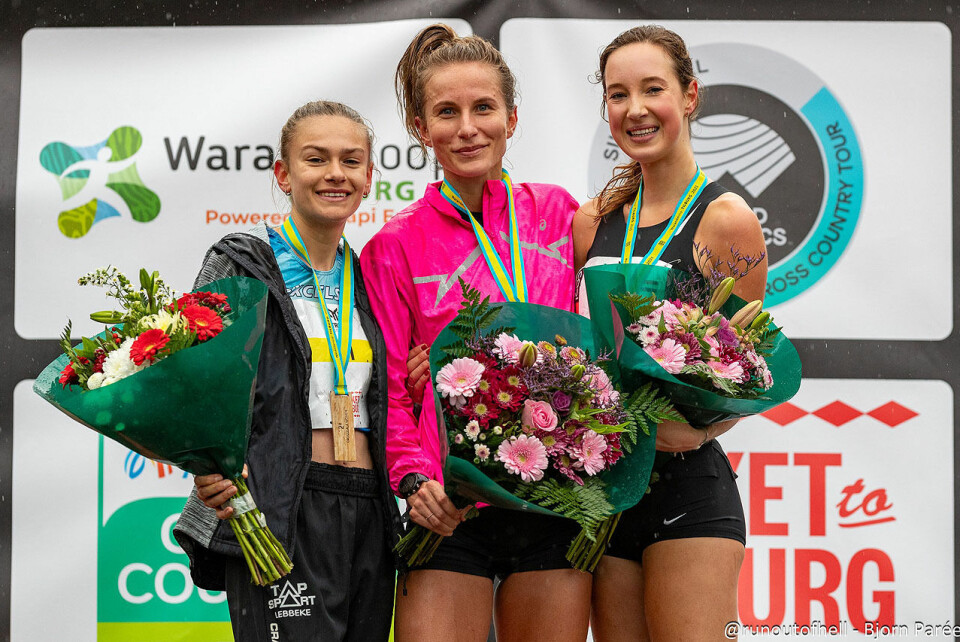 Senay Fissehatsion vant Warandeloop Premiepall_Jana Van Lent_Sarah Lahti_Merel van der Marel_foto_Bjorn Paree.jpg
