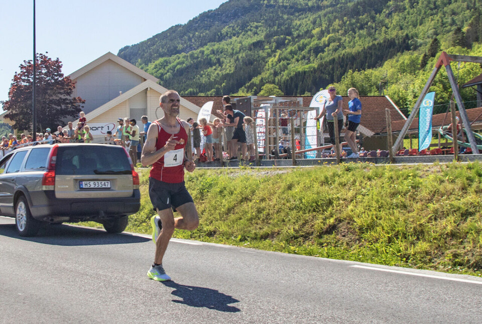 Rune Opem i godt driv på vei mot mål og fantomtiden 30.38 i den 10 km lange løypa i Lustraløpet. (Alle foto: Luster Idrettslag) Rune Opem i godt driv på vei mot mål og fantomtiden 30.38 i den 10 km lange løypa i Lustraløpet. (Alle foto: Luster Idrettslag)