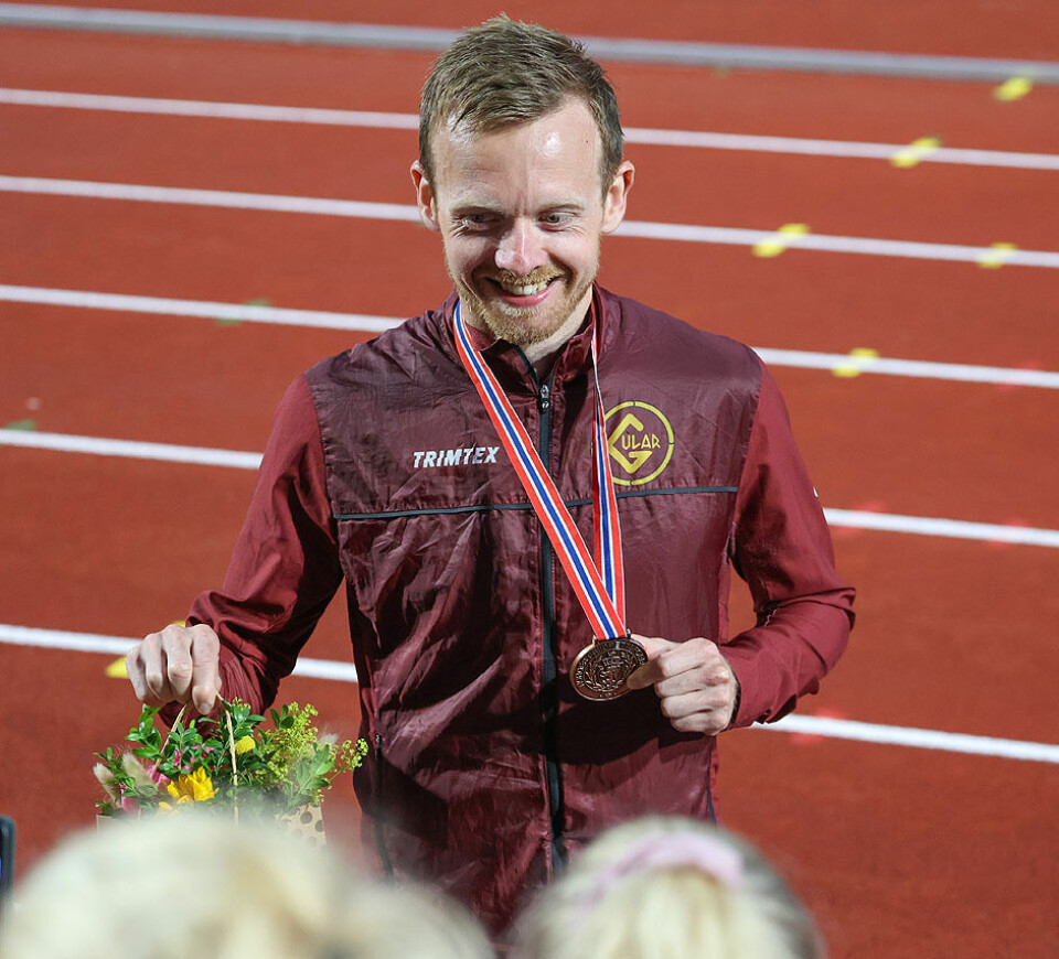 Gull på 10000 meter etter sololøp av Senay Fissehatsion Bjørnar Sandnes Lillefosse_viser_bronsemedaljen.jpg
