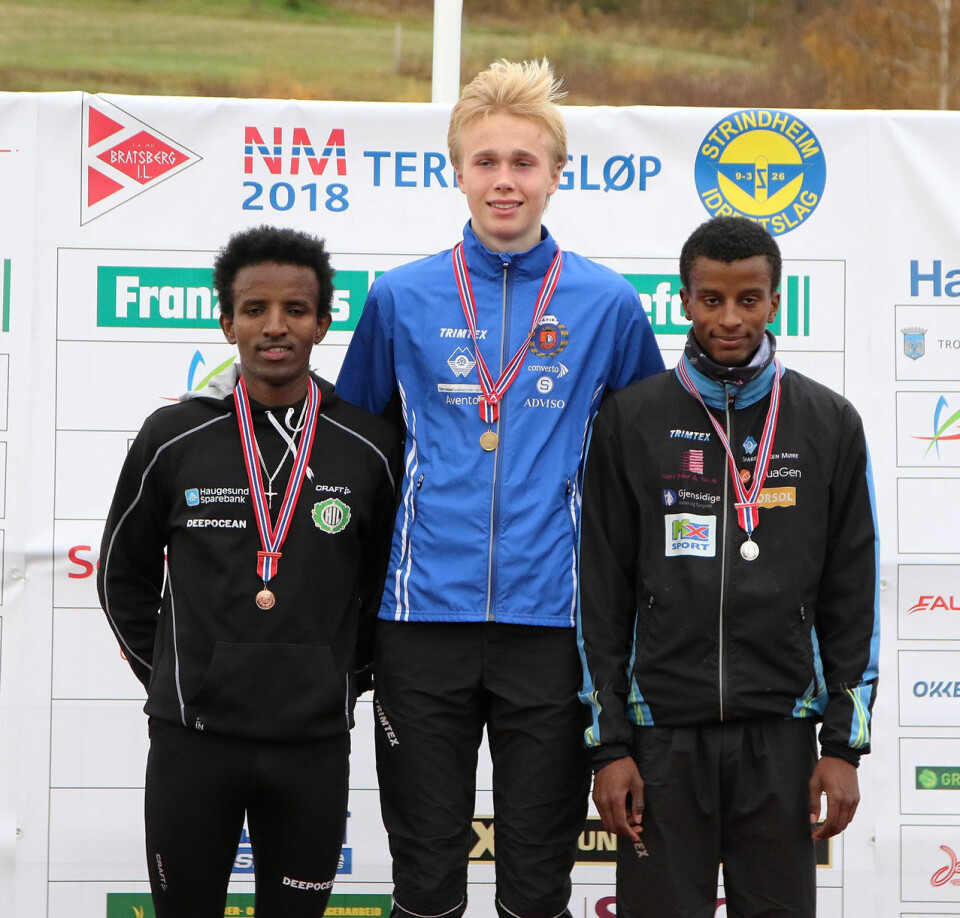 Håkon Stavik vant gullet i juniorklassen i NM terrengløp Menn_junior_pallen_4S7A2710.jpg