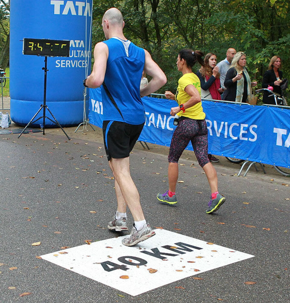 Elise Selvikvåg Molvik ble nr. 9 i Amsterdam Marathon 40km-merke_i_asfalten_A20G3476.jpg